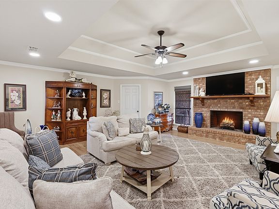 2nd image of 121 Hollie Cir