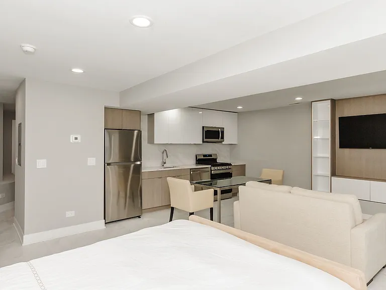 2252 N Clark St — Photo 6