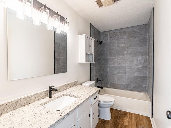 3rd image of 72 Stoneledge Dr