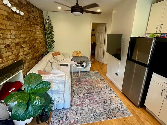 2nd image of 536 E 6th St APT 5