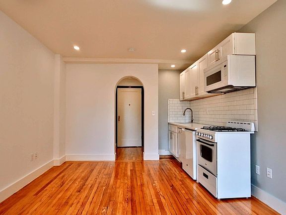 2nd image of 11 Waverly Pl APT 11E