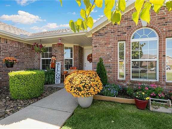 2nd image of 1051 Applewood Cir