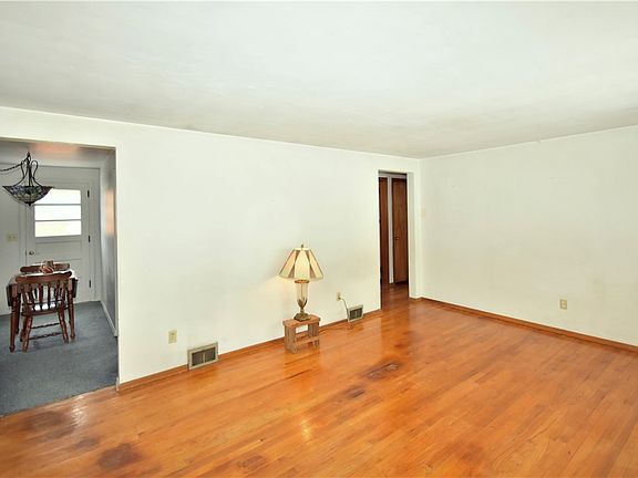 4th image of 1549 Roosevelt Ave