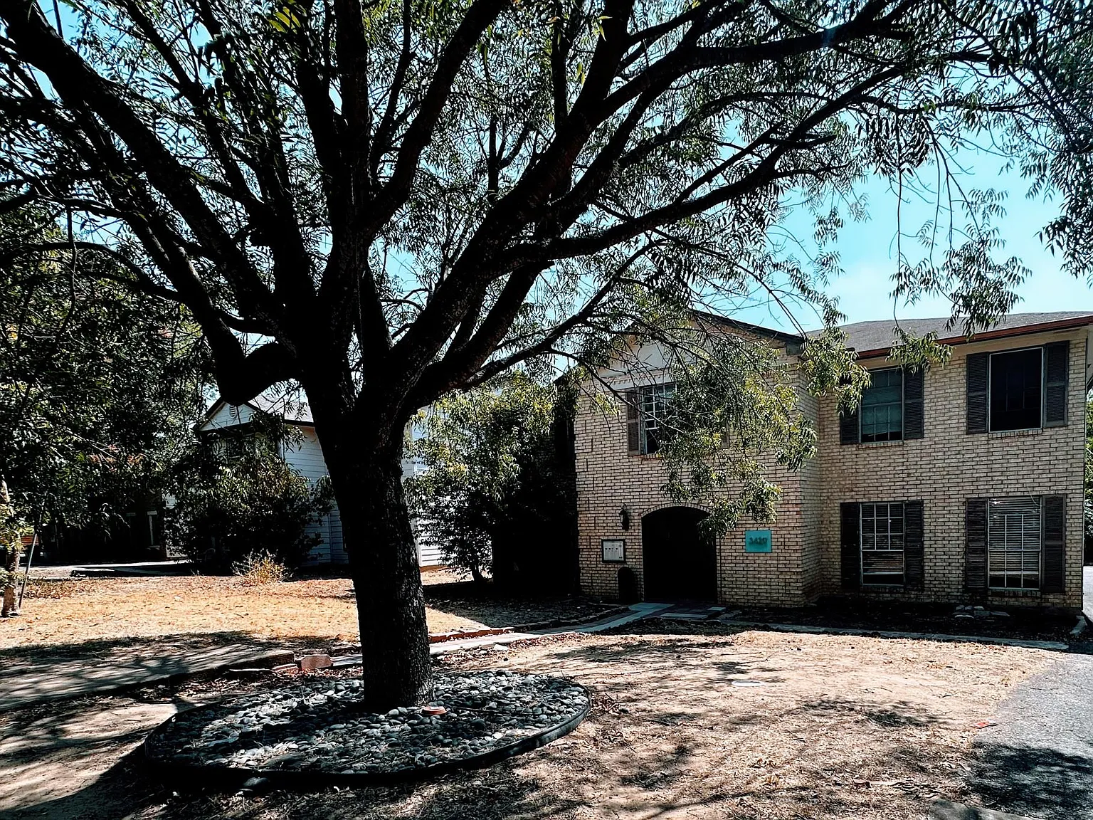 2 bed, 1.0 bath, 715 sqft, $980 — Photo 1