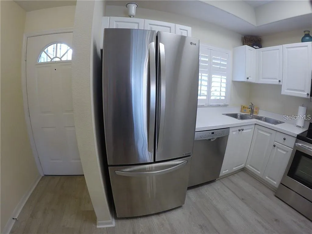 2 bed, 2.0 bath, 1068 sqft, $4,400 — Photo 2