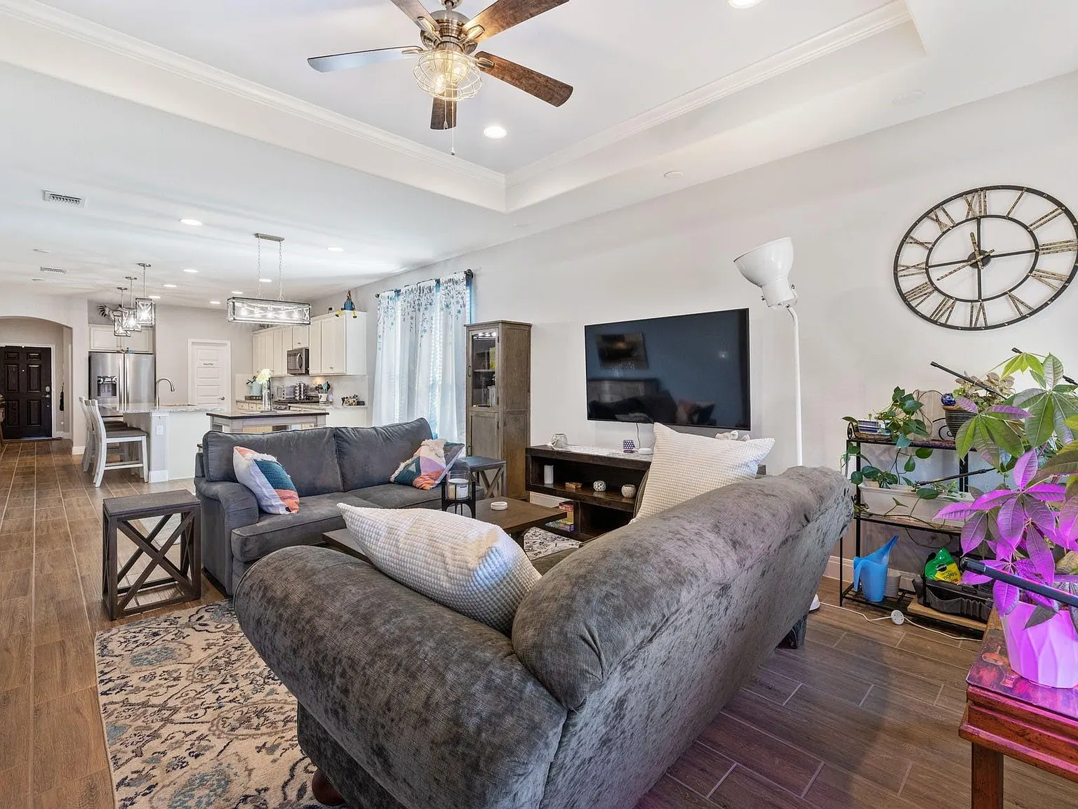 4 bed, 2.0 bath, 1859 sqft, $2,400 — Photo 4
