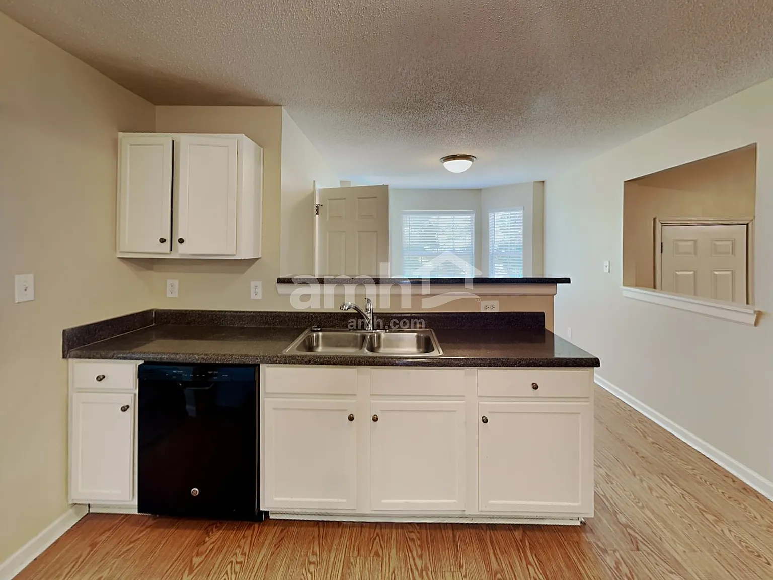 4 bed, 2.5 bath, 2880 sqft, $2,515 — Photo 3