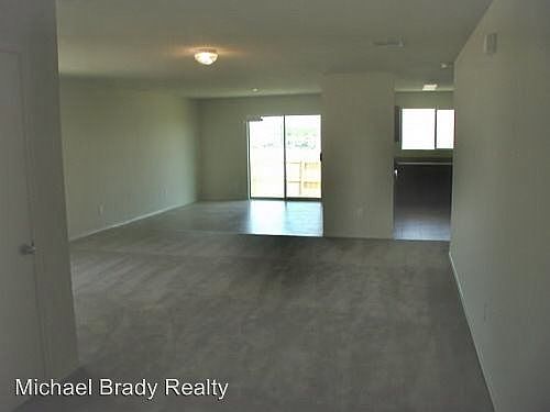 3rd image of 4801 Trail Hollow Dr