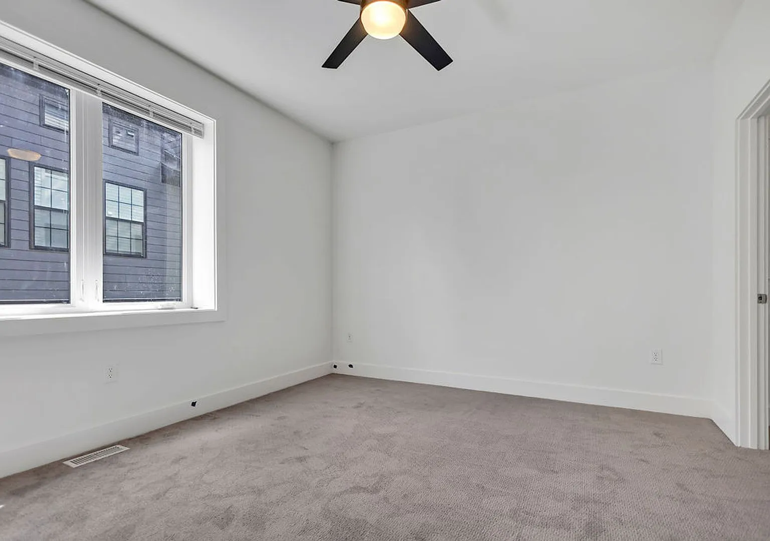 526 N. Lincoln — Photo 3