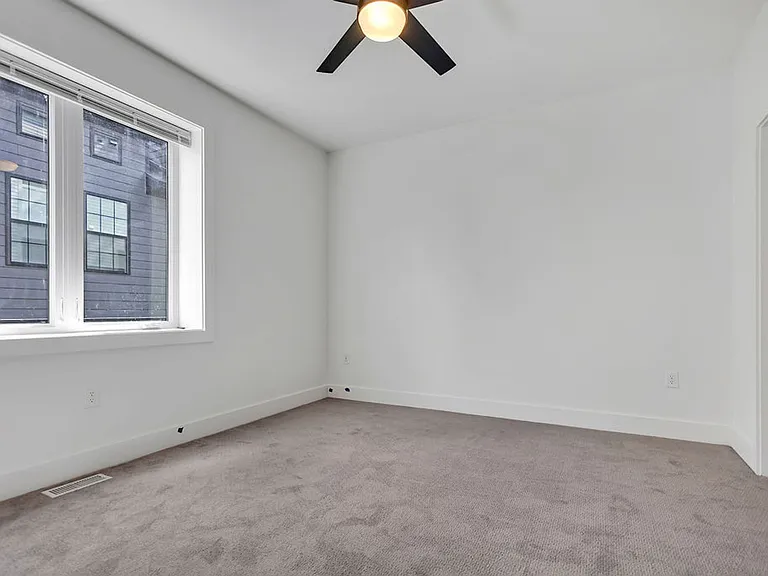 526 N Lincoln St — Photo 4