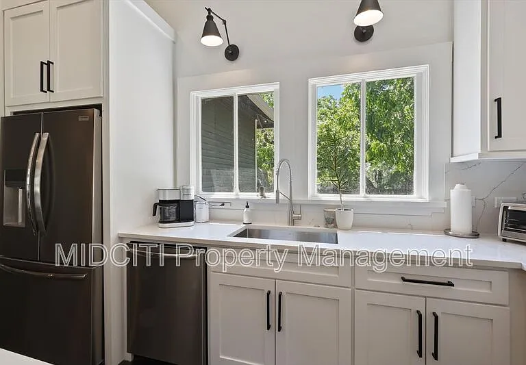 1017 W Hopkins St — Photo 7