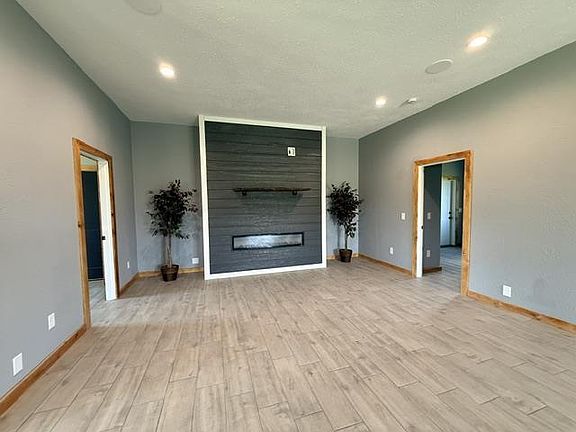 3rd image of 223046 TOMATO ROAD
