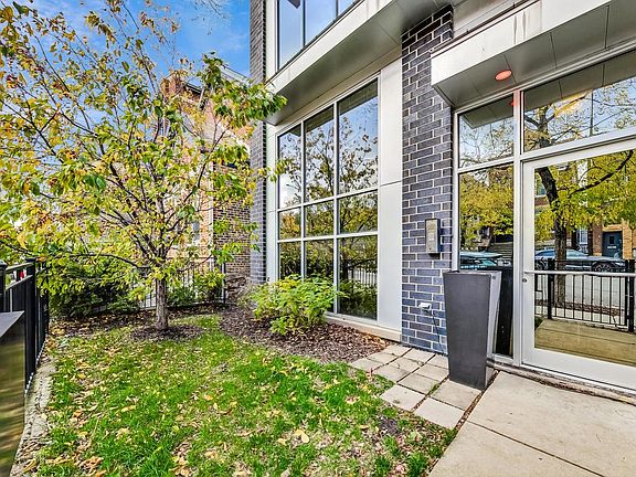 2nd image of 1918 W Armitage Ave APT 2B