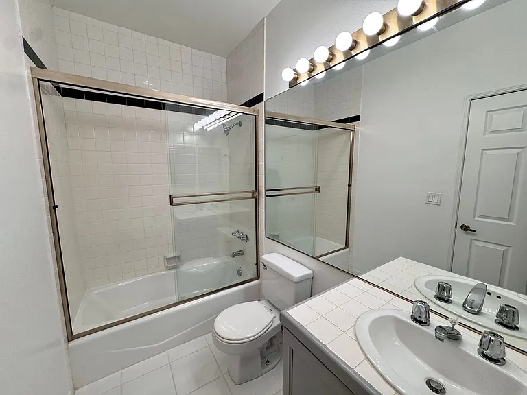 8915 Burton Way — Photo 23