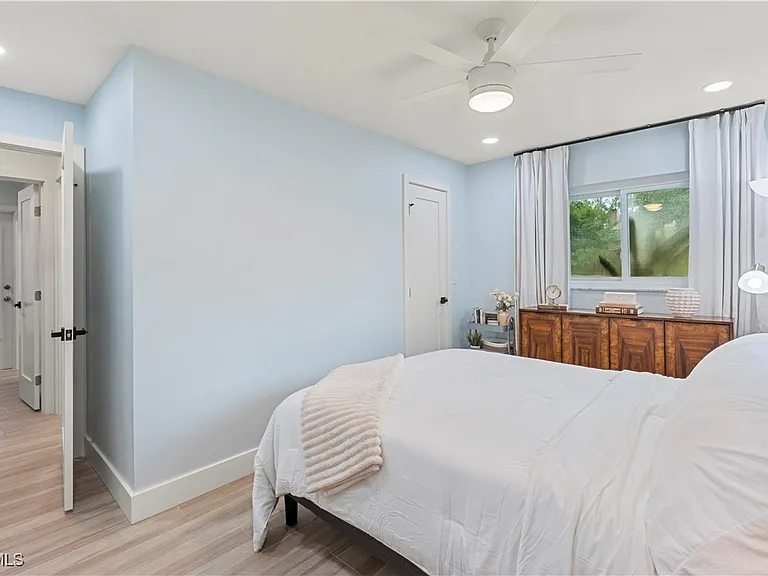 2412 La Salle Ave — Photo 25