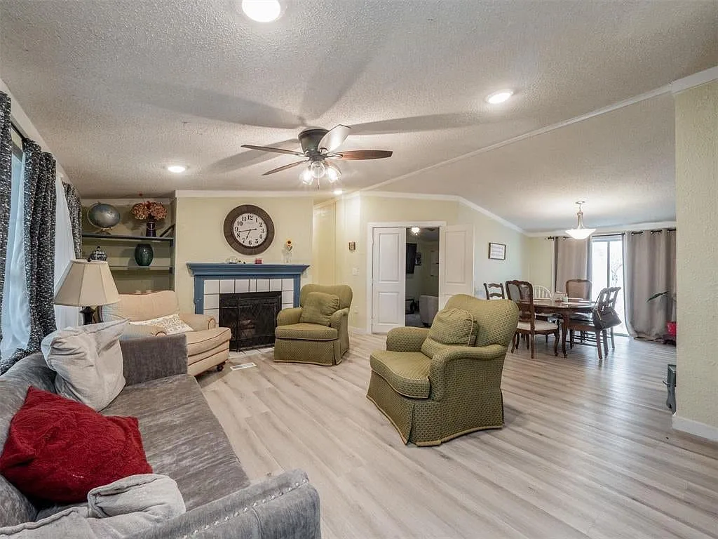 4 bed, 2.0 bath, 2105 sqft, $2,100 — Photo 3