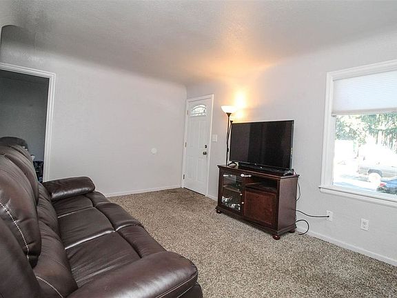 2nd image of 1417 W Chelan Ave