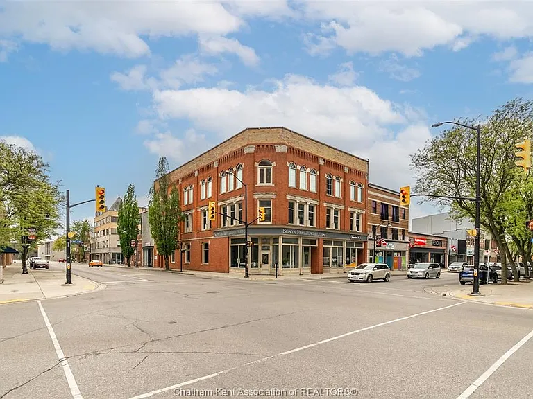 138 King St W #203 — Photo 2