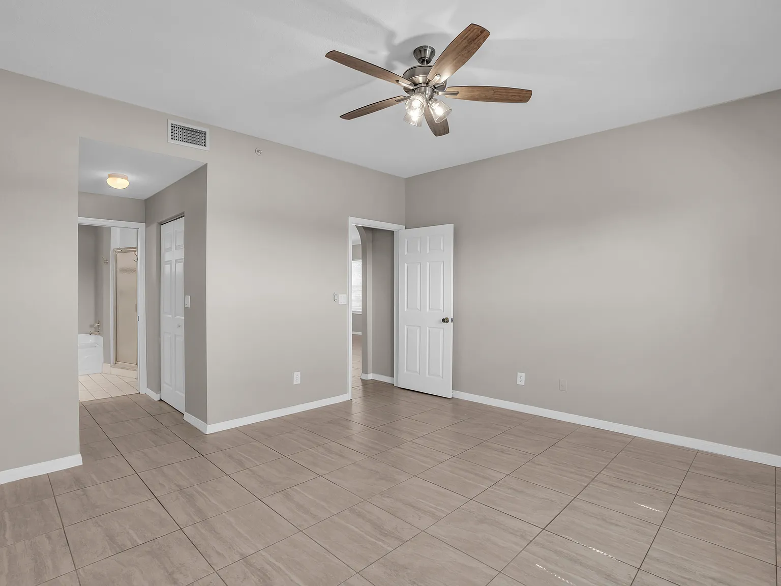 Listing Only-6560 Huntington Lakes Circle #101 - 1 — Photo 2
