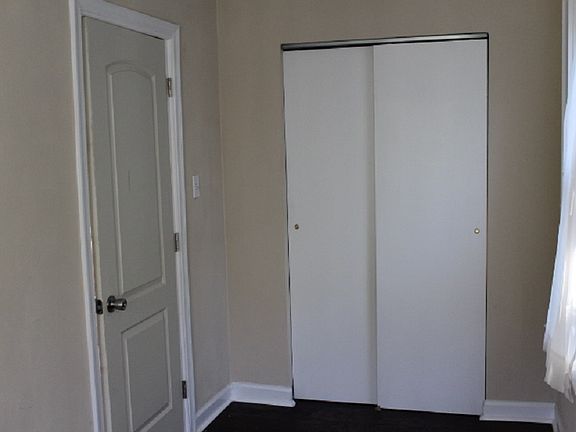 4th image of 910 Oaklawn Ave