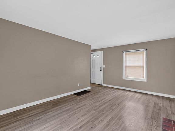 4th image of 594 S Hampton Rd