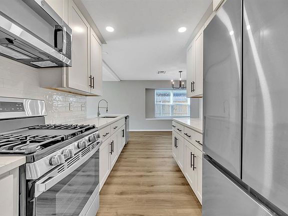 2nd image of 922 Holly Hall Dr
