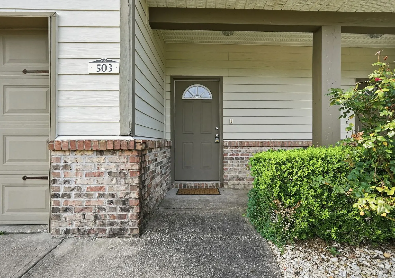 Beautiful Townhome in Arbor Lakes! — Photo 2