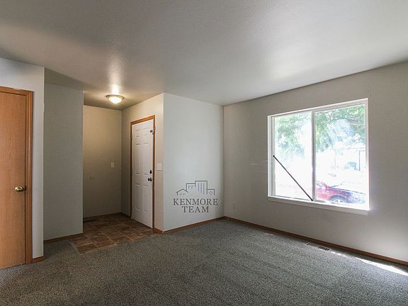 4th image of 825 S Elm St