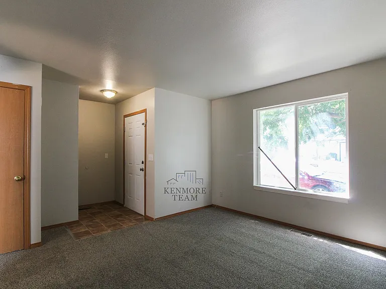 825 S Elm St — Photo 4