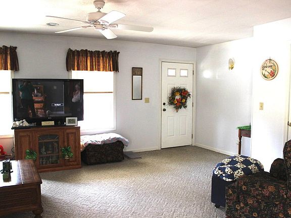 Living Room/Entry Area