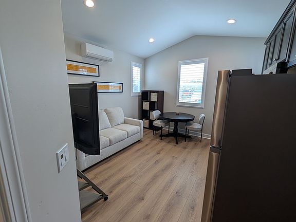 5th image of 1090B Parkview Pl