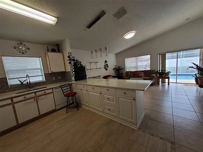 944 Lockbreeze Dr — Photo 7
