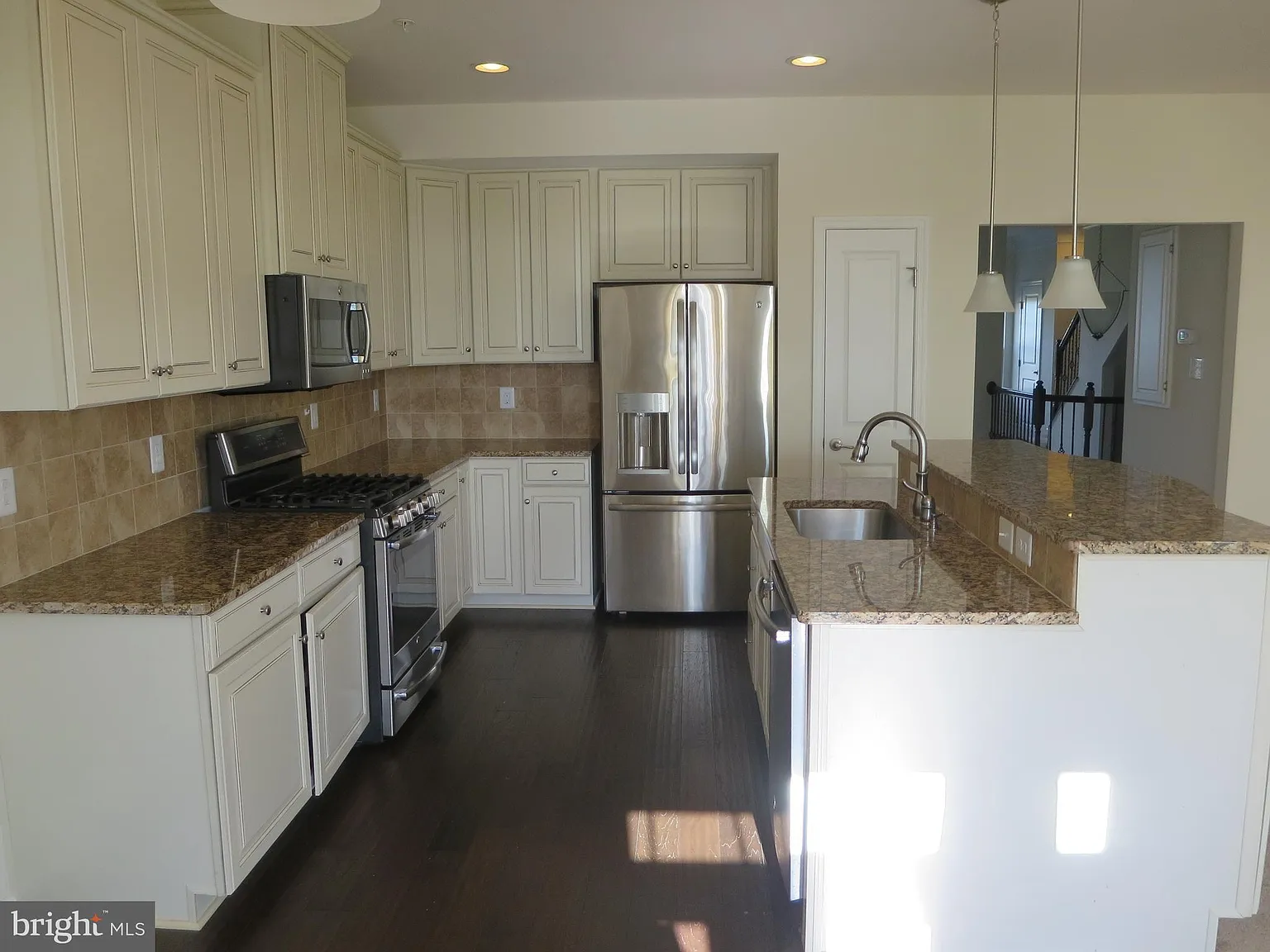 5 bed, 2.5 bath, 2516 sqft, $2,950 — Photo 2