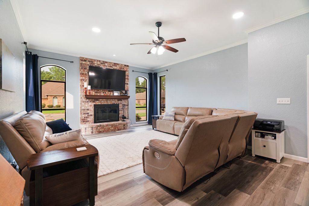 1945 N Collegiate Dr, Paris, TX - View 3