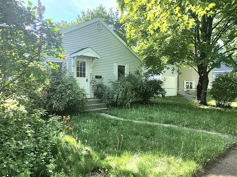 240 36th Ave N — Photo 2