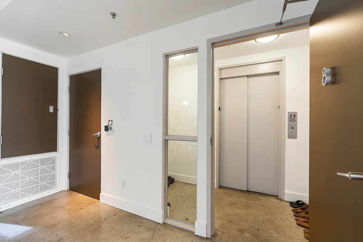 Building Photo - 812 S Spring St #8