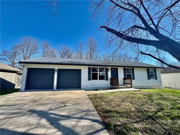 302 E 17th St, Kearney, MO 64060