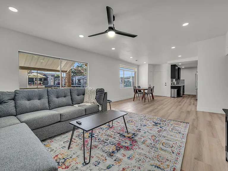 102 W Maryland Ave #E2 — Photo 1