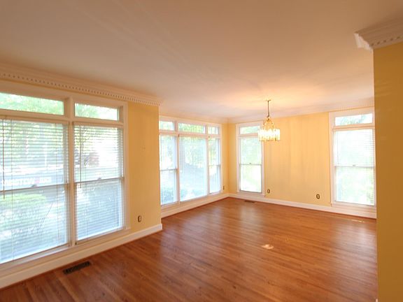 3rd image of 309 Crest Dr