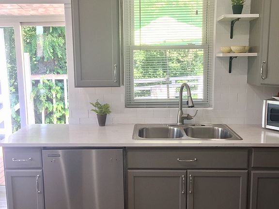 3rd image of 1003 Dayton Ave