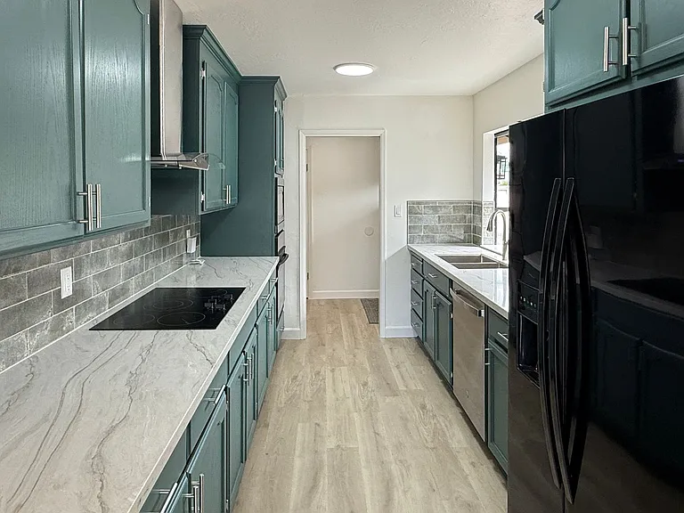 390 Howard Dr — Photo 4