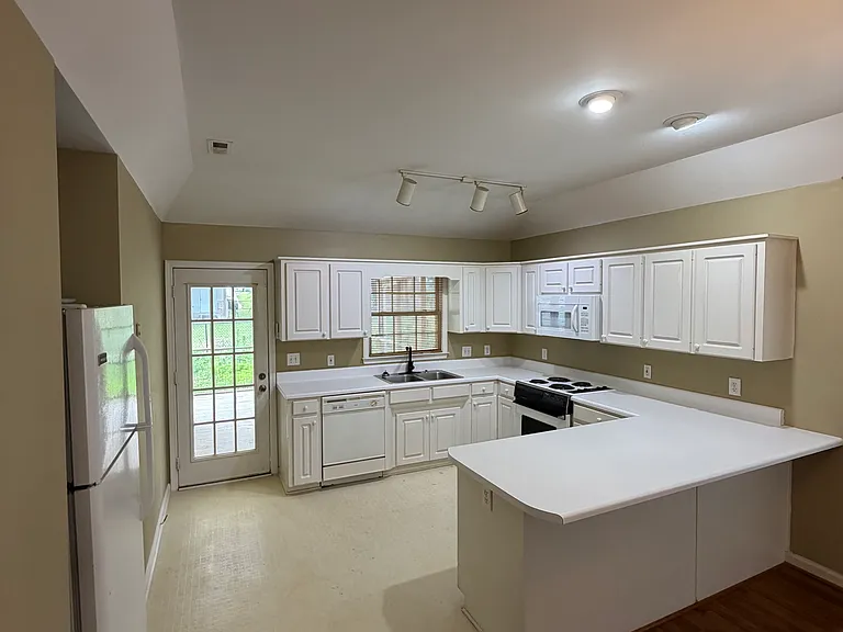 334 W Pointe Dr — Photo 5