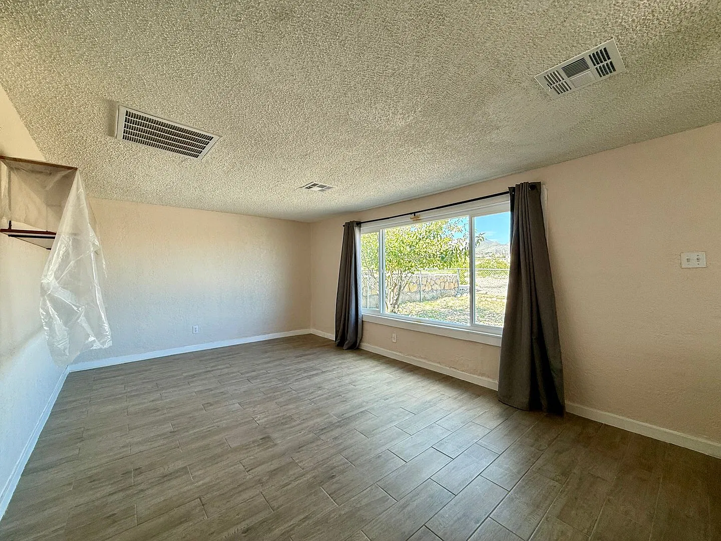 Beautiful Rental Home Comfortable Living on Evalyn Lane — Photo 2