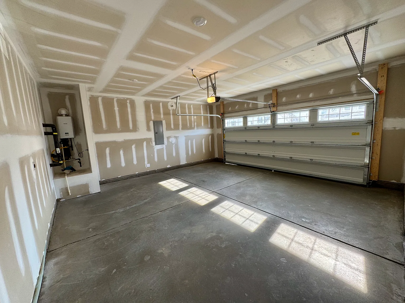 5 bed, 2638 sqft, $2,695 — Photo 3
