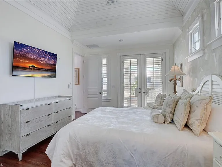 1551 Gulf Shore Blvd S — Photo 38