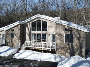 128 Portage Ln, Hawley, PA 18428