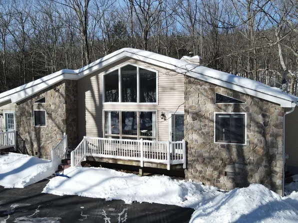 128 Portage Ln, Hawley, PA 18428