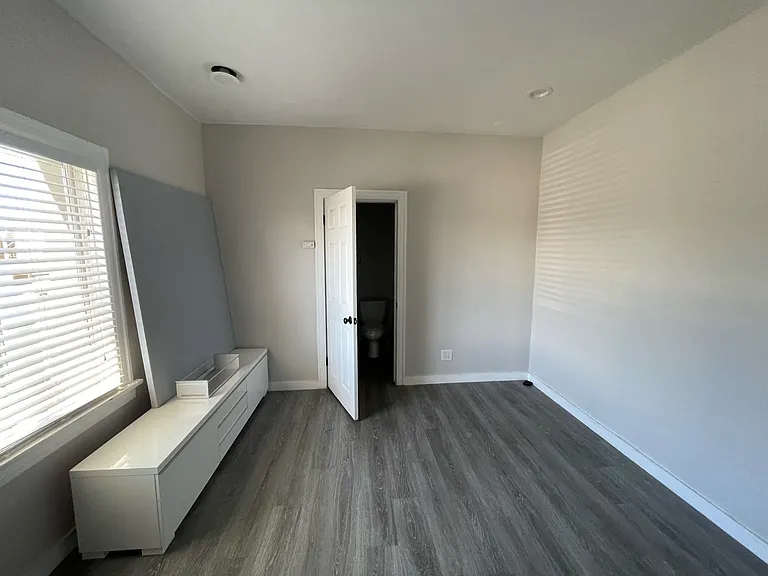 200 W Grand Ave #2 — Photo 2
