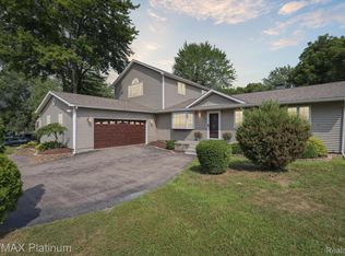 3302 Rolston Rd, Fenton, MI 48430