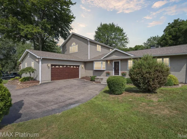 3302 Rolston Rd, Fenton, MI 48430